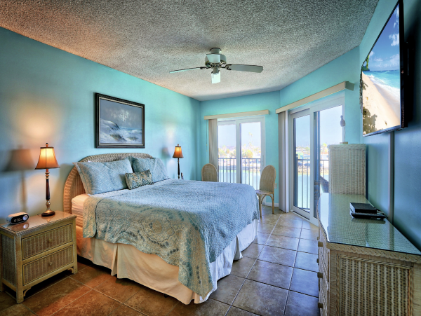 Luxurious Bayfront Condo Steps to beach